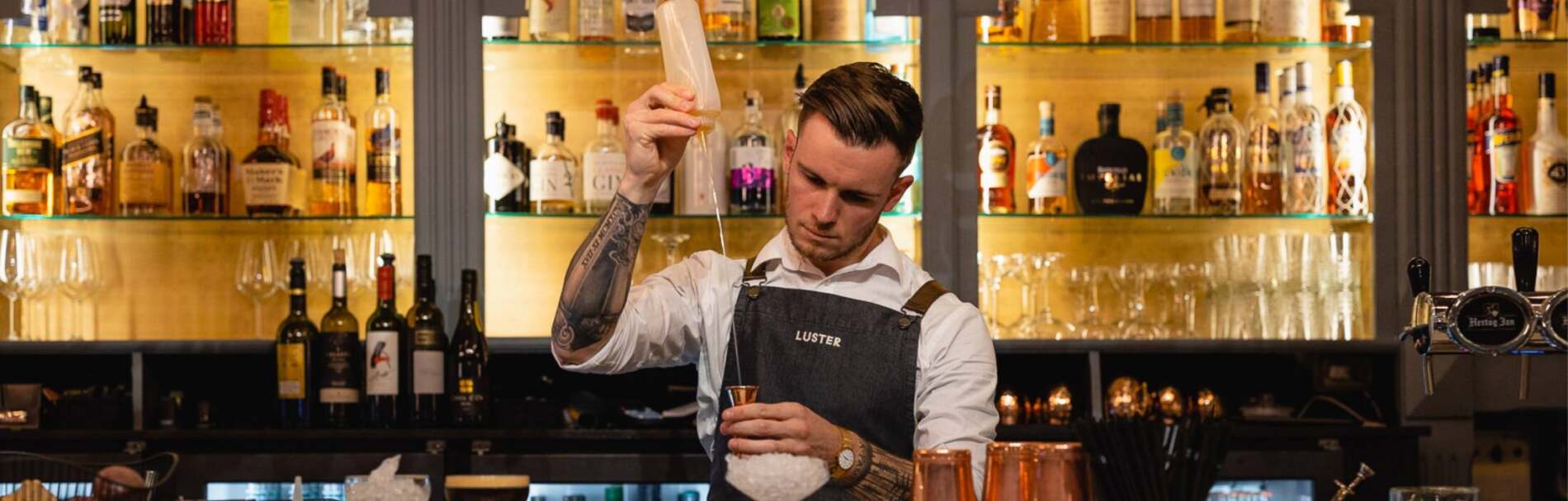 Cocktails voorbereiden in een horecazaak aan het Vrijthof in Maastricht